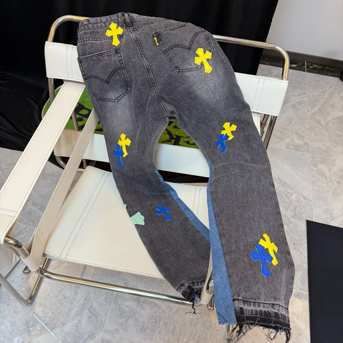 P300 model number: D332 GALLERY DEPT & Chrome hearts. Spliced colored leather cross loose washed flared jeans, truly restoring the ultimate vintage texture. The original hardware accessories, washed and other elevators, QR code analysis are all purchased from the original factory, high degree of restoration. You are welcome to compare the products~ Three-dimensional version, loose and comfortable, not picky about the figure, taller and slimmer, factory Seiko, original quality control, same style for men and women, can be matched with couples, versatile recommendation Jeans that are a must-have for all seasons. Trendy people have been disappointed. From the quality selection of fabrics, the tailoring of details, and the matching of patterns, they are all impeccable! The upper body is so handsome when worn...it can be easily worn by men, women and children! The craftsmanship is made of heavy-duty washed pure cotton denim fabric. After washing, it is soft and thick. It is very stylish when worn. Size: 28, 30, 32, 34, 36 (S-XXL) Color: Stitching Size reference # 28 trouser length 100 waist 72 30 trouser length 102 waist 76 32 trouser length 104 waist 80 34 trouser length 106 waist 84 36 pants length 108 waist circumference 88
